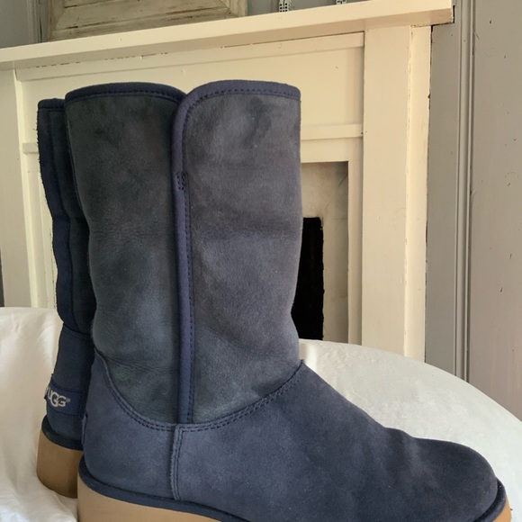 Navy UGG wedge boot in good condition with some wear on navy suede. Size 6 - Picture 6 of 6